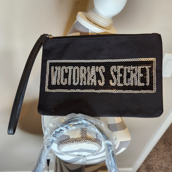 NWT VICTORIA'S SECRET Sequin Tote Bag with bonus wristlet. Silver/black - Picture 3 of 5